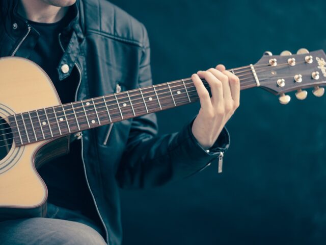 Aprender a tocar la guitarra siendo adulto